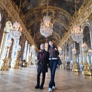 Han Hye-jin Instagram - 24년 11월 엄마와 파리
파리 에이전시가 있던 방돔 광장, CHANEL 쇼 피팅을 했던 깡봉가의 본사 건물 그리고 16년 전 CELINE 쇼 무대가 있던 튈르리 공원까지 엄마와 천천히 걸었다. 공원을 거닐며 무대가 있던 곳을 떠올리려해도 도무지 기억이 나지않았다. 여긴 너무 오래만에 와서 기분이 이상하다는 나의 말에 엄마는 "꿈을 꿨던 것 같아?" 라고 말했다.