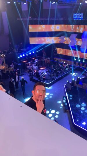Hande Subaşı Instagram - Ahh Metin ahh… derdi sadece kendiyle olan, kendinden başka kimseye zararı dokunmayan özel ruh, çok eski dost, harika bir yönetmen ve müzikle hayat bulan sanatçı. Geride ne çok ünvan, hatıra ve acı bıraktın… çok erken oldu çok… ama görüyorum ki ne çok seni seven bırakmışsın ardında. Seni hep güzel hatırlayacağımıza emin ol. Şimdi çok sevdiğin ve özlediğin annen, baban ve abinlesin belki de. Bir gün tekrar buluşuruz bir yerlerde güzel ruh… huzurla uyu🙏🏼 Seni Çok Seviyorum 🤍 #metinarolat #yönetmen #şarkıcı #eskidost