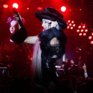 Hande Yener Instagram - 2025 @merit.entertainment 💟
Orkestra 
@umitkuzer 
@arikansirakaya 
@merttug 
@ozansariboga 
@can___alper 
@naztaskinbas 
@idilagaoglu 
@7nekt 
Teknik 
@alicanaliertas 
@grozmusic 
Işık 
@burakbozak 
@mustafa.kap 
@berrykap 
Sahne amiri @iskender_stage 
Saç : @mehmettiren 
Makyaj : @akinstayn 
Kostüm @hakanakkaya 
Mücevherler @bebek_mucevherat 
Fotoğraflar: @canndervisoglu
@caglarraw @tuqb3rk 
Koreograf @mertbalturk 
Dansçılar 
@mertbalturk 
@izmirtenim 
@gulogluburcu 
@efetankiz 
@toygun.klnc 
@kaya.godfrey 
@kayagmze1 
@merveildas 
@dibik_