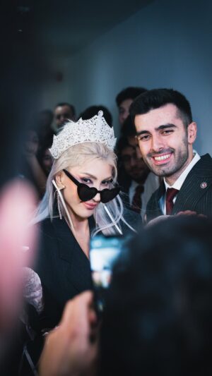 Hande Yener Instagram - Birlikte çok güzeliz Odtü🧿  #Odtü @ggtodtu @metu_odtu  @beyzaayildz1 Layık gördüğünüz ödülüm ve tacım için  Minnettarım 💞 
Ve değerli dostlarım @vatan_bayrak_atam Hakan hocam ve müzisyen dostum sevgili @benyigitkaya çok teşekkür ediyorum benimle birlikte bu gururu paylaştığınız için … 
Ve yiğit performansın da şarkın da nefis :) Arzu edenler @youtubemusic de Yiğit Kaya Trip (Akustik) versiyonunu dinleyebilirler :) 💟🐕‍🦺
