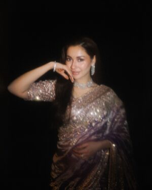 Hania Aamir Instagram - gave mermaid 

styling @aarindanoor 
outfit @manishmalhotraworld @manishmalhotra05 
jewels @sherezadjewellery 
hair & makeup @sonia_nazir 
photography @zunaisheikh