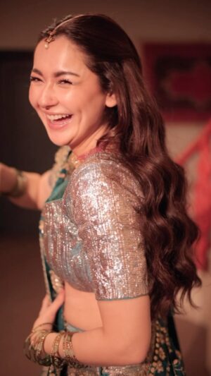 Hania Aamir Instagram - banjar basti main ai hai masti

Video @rehanmithanii 
Styling @aarindanoor 
Outfit @itrhofficial 
Jewels @sherezadjewellery 
Hair @mynahstylist_