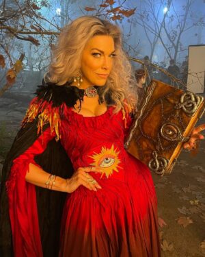 Hannah Waddingham Instagram - HAPPY HALLOWEEN SISTAAAAAAAAAAAAAAAAAAHS!!!!!!!!!!!!!!!!💀👻🎃👻💀👻🎃🎃🎃🎃❤️