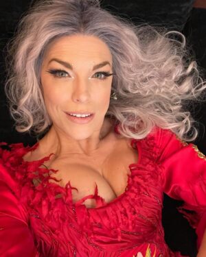 Hannah Waddingham Instagram - HAPPY HALLOWEEN SISTAAAAAAAAAAAAAAAAAAHS!!!!!!!!!!!!!!!!💀👻🎃👻💀👻🎃🎃🎃🎃❤️