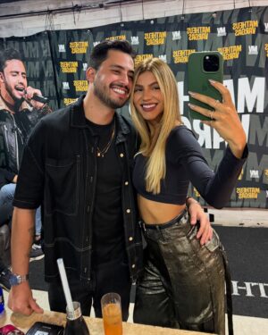 Hariany Almeida Instagram - Amor da minha vida, quero muito te dizer que você é a coisa mais linda desse universo. Seu sorriso me conquistou, me apaixonei pelos seus olhinhos e eu juro que te vejo como um ursinho kkkk que eu amo ficar agarrada. Você é a pessoa que me faz sentir mais leve. Obrigada por ser meu companheiro. Você tem meu coraçãozinho. Eu te amo muito! Feliz aniversário, feliz novo ciclo! ♥️🎈🎉