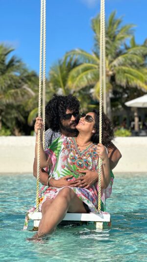 Hariprriya Instagram - ಪ್ರೀತಿಯ ಕನ್ನಡ ಮನಸ್ಸುಗಳಿಗೆ ಕರ್ನಾಟಕ ರಾಜ್ಯೋತ್ಸವದ ಹಾಗೂ ದೀಪಾವಳಿಯ ಶುಭಾಶಯಗಳು💛❤️

ಈ ಶುಭ ದಿನದಂದು, ನಿಮ್ಮೆಲ್ಲರೊಡನೆ ಶುಭಸುದ್ದಿಯೊಂದನ್ನು ಹಂಚಿಕೊಳ್ಳುವಾಸೆ ನಮ್ಮದು.. ನಿಮ್ಮಲ್ಲಿ ಬಹುತೇಕರು ಊಹಿಸಿದ್ದು ಸರಿಯೇ.. ಹೌದು, ನಾವು ನಮ್ಮ “ಕುಡಿ”ಗಾಗಿ ಎದುರುನೋಡುತ್ತಿದ್ದೇವೆ..!!❤️
ನಿಮ್ಮೆಲ್ಲರ ಹಾರೈಕೆ- ಆಶೀರ್ವಾದಗಳ ನಿರೀಕ್ಷೆಯಲ್ಲಿ..🙏🏻🥰

YES, WE ARE EXPECTING..!! Need all your wishes and blessings🙏🏻❤️

ನಿಮ್ಮ
ಸಿಂಹಪ್ರಿಯ

Thank you @trawel_mart @mantaair and @riuhotels for making our BABYMOON soo special😍🤗

#simhapriya #love #family #pregnancy #parentstobe #momtobe #dadtobe #trawelmart #trawelmartexclusive #myriutrip #mantaair #maldives #babymoon