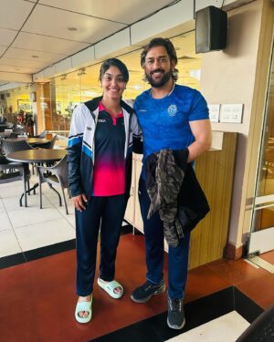 Harleen Deol Instagram - The moment which felt surreal. 
Cherishing every minute spend with my idol. It’s already cold in India But this my #captaincool moment … 

Have idolised you as a player but after meeting you I am gonna idolise you as a person as well … 
Still Can’t believe , I really met you 🙈

#dreamsdocometrue❤️