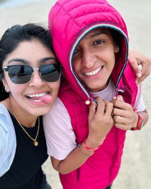 Harleen Deol Instagram - Happy bday Harry di ❤️ 
To someone who doesn’t pick my calls nor replies on time but one thing I know that she will be there when needed. Nd please yaar pics click krvaa lea kro...latest phone rakhea hunda te pics click krlea kro ya sirf commercials layi phone lea..insaan ne bday te post v krnia hundia…
Someone who gets clicked in shoots and media interactions but dosto ke saath pic krvaani badi mushkil lagti hai 🤪

Rabb thauhnu humesha chardikala ch rakhe ✨