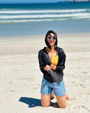 Harleen Deol Instagram - Beach please 🌊