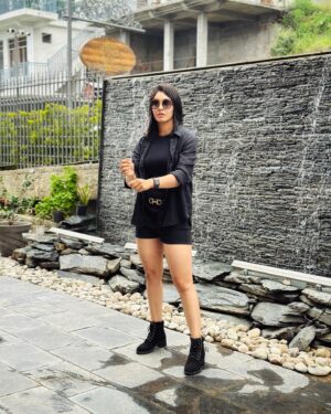 Harleen Deol Instagram - She wears all black just like her soul
yet her heart is made of gold 🖤