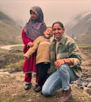 Harmanpreet Kaur Instagram - Warmly nestled in the foothills of the Great Himalayas, Sarbal will make you fall in love. It comes on the highway to Ladakh. The last village of Kashmir is a mixture of Kashmiris and Dards and their rural richness.
I had a great time with these little ones who could barely understand what I was speaking to them but all I got in return were those innocent gestures and pure love ❤️☮️

#humbled #loved