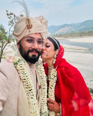 Harshita Gupta Instagram - Hey Shrey,
Aa gaya swaad? Aa gaye mazze? Mujhse shadi krni thi na tumhe 🙂 
You are a very brave man. 
But But But for me you are a cutie, my shawty. 
Often ppl talk about how Marriages are curse and sad state to be in .. it was not easy for us either, but you taught me that Marriage is commitment, choosing the same person every day even when things feel hard and communication communication communication is not enough, comprehending is equally important. 
Bohot zyada tareef kr di bhai maine .. but I believe you are the best thing that could have happened to me in my Jawani. I am so proud to be your wife every single day. 
And,U are the Best Man I could have ever asked for from the Universe.
I love you and geeli poochie right on the lips. 
So grateful for that silly shoot that made me meet you. 
Also, thank you for feeding me on the mandap 🤌🏻
Happy Anniversary baby 💋🧿🪬