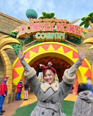 Haruka Fukuhara Instagram - .
ユニバーサル・スタジオ・ジャパン
スーパー・ニンテンドー・ワールド
「ドンキーコング・カントリー」
が本日ついにオープン致しましたー！！

圧倒的なクオリティーに大興奮&大感動です！
とにかく楽しい空間が広がっていて、子供に戻ったように終始はしゃいじゃいました❤️
「ドンキーコング・カントリー」
皆さんも楽しめること間違いなしです！
是非遊びに来てください✨

#PR