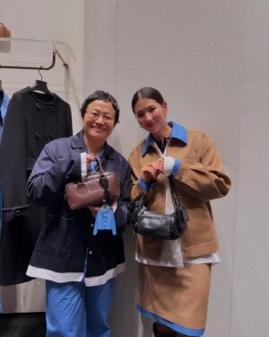Haruna Kondo Instagram - ※
MIU MIU SELECT by MOMOのローンチイベントにご招待いただきました！
人生で一度は言ってみたかったんですよ、ローンチ！
自分のインスタで言えて嬉しいローンチ！

こちらのイベント、いろんな夢を叶えていただきました🥹
まず、1枚目の写真！
やばいね。ONCE代表させてもらいました。
やっぱり、MOMOさんはMiu Miuが似合うっ！
今回のイベントは、最新コレクションの中からMOMOさんがセレクトしたアイテムを期間限定で限定された店舗とオンラインストアにて展開する特別なプロジェクト。
MOMOさんのチョイスは、ライブパフォーマンスで見せてくれるような力強さや妖艶さがあるアイテムや、はたまたMCで見せてくれるような、きゅんっとする一面や可憐さがあるアイテムで、MOMOさんらしさを感じられるものばかり！
幅広い層に支持されるのはMiu Miuのアイテムと一緒っ！
本当に素敵だったから、MOMOさんセレクトのお財布を購入しましたよ！
MIU MIU SELECT by MOMOは、11/17（日）まで青山店などで発売中なので、ぜひチェックを☑️

あとはね、ダンスチャレンジさせてもらったり🥹🥴💘
(デレデレしすぎてます🥴見てね)
各社媒体さんの小さなマイクを持って、
◯◯をご覧の皆さん、こんにちは！ハリセンボンの近藤春菜です！て言ってインタビュー答えるのもSNSでよく見てたから嬉しかったな笑
いろんな媒体さんのSNS見てください！

ばっさーや菊乃さんに久々会えたのも嬉しかった☺️
めっちゃ安心した笑

と、とにかくいろんな初体験が詰まった楽しい楽しいイベントでした！
ありがとうございました☺️
イベント中、配っていた、ちいさなちいさなひとくちサイズのおしゃれな食べ物もおいしかったなぁ、、、笑

#MiuMiu
#MiuMiuSelect
#PR
↑おしゃれタグもうれしい笑

はしゃぎすぎてます！おちつきます！