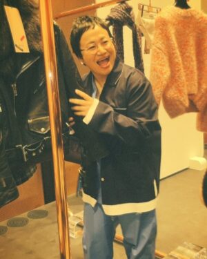 Haruna Kondo Instagram - ※
MIU MIU SELECT by MOMOのローンチイベントにご招待いただきました！
人生で一度は言ってみたかったんですよ、ローンチ！
自分のインスタで言えて嬉しいローンチ！

こちらのイベント、いろんな夢を叶えていただきました🥹
まず、1枚目の写真！
やばいね。ONCE代表させてもらいました。
やっぱり、MOMOさんはMiu Miuが似合うっ！
今回のイベントは、最新コレクションの中からMOMOさんがセレクトしたアイテムを期間限定で限定された店舗とオンラインストアにて展開する特別なプロジェクト。
MOMOさんのチョイスは、ライブパフォーマンスで見せてくれるような力強さや妖艶さがあるアイテムや、はたまたMCで見せてくれるような、きゅんっとする一面や可憐さがあるアイテムで、MOMOさんらしさを感じられるものばかり！
幅広い層に支持されるのはMiu Miuのアイテムと一緒っ！
本当に素敵だったから、MOMOさんセレクトのお財布を購入しましたよ！
MIU MIU SELECT by MOMOは、11/17（日）まで青山店などで発売中なので、ぜひチェックを☑️

あとはね、ダンスチャレンジさせてもらったり🥹🥴💘
(デレデレしすぎてます🥴見てね)
各社媒体さんの小さなマイクを持って、
◯◯をご覧の皆さん、こんにちは！ハリセンボンの近藤春菜です！て言ってインタビュー答えるのもSNSでよく見てたから嬉しかったな笑
いろんな媒体さんのSNS見てください！

ばっさーや菊乃さんに久々会えたのも嬉しかった☺️
めっちゃ安心した笑

と、とにかくいろんな初体験が詰まった楽しい楽しいイベントでした！
ありがとうございました☺️
イベント中、配っていた、ちいさなちいさなひとくちサイズのおしゃれな食べ物もおいしかったなぁ、、、笑

#MiuMiu
#MiuMiuSelect
#PR
↑おしゃれタグもうれしい笑

はしゃぎすぎてます！おちつきます！