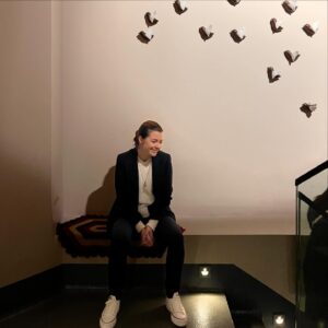 Hasibe Eren Instagram - İnsana her şeyi başarabileceği hissi veren , esin kaynağı olan bir kadın  Şermin Yaşar @serminyasarofficial .
Yazarlığının zaten  hayranıyım; okumadıysanız öykü kitaplarından birini mutlaka edinin, çocuk kitaplarını çocuklara hediye edin. Ankara’da açtığı muhteşem iki müzeye gittik bugün. Ne şanslıyız ki kurucusu, küratörü, mükemmel buluşlarıyla bence gizli sanatçısı olduğu müzeleri onun rehberliğinde gezdik. Eserlerin hikayelerini dinleyince insan daha da etkilenerek geziyor. @kelime.muzesi ‘ni hiç bir yerden destek almadan,  yazdığı kitapların geliriyle açmış. Mucize kadın bununla da yetinmemiş müzenin ziyaretçi geliriyle @annemuzesi projesini hayata geçirmiş. 
Ne mutlu bana, hayallerimi gerçekleştirme umudu aşılayan bir kadınla tanıştım … Müzelerin ziyaretçisi bol, kitapların okuyanı çok, geleceğin sanatçılarına katkısı sonsuz olsun 🙏🏻