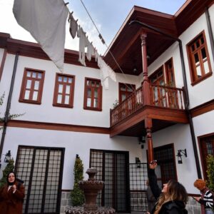 Hasibe Eren Instagram - İnsana her şeyi başarabileceği hissi veren , esin kaynağı olan bir kadın  Şermin Yaşar @serminyasarofficial .
Yazarlığının zaten  hayranıyım; okumadıysanız öykü kitaplarından birini mutlaka edinin, çocuk kitaplarını çocuklara hediye edin. Ankara’da açtığı muhteşem iki müzeye gittik bugün. Ne şanslıyız ki kurucusu, küratörü, mükemmel buluşlarıyla bence gizli sanatçısı olduğu müzeleri onun rehberliğinde gezdik. Eserlerin hikayelerini dinleyince insan daha da etkilenerek geziyor. @kelime.muzesi ‘ni hiç bir yerden destek almadan,  yazdığı kitapların geliriyle açmış. Mucize kadın bununla da yetinmemiş müzenin ziyaretçi geliriyle @annemuzesi projesini hayata geçirmiş. 
Ne mutlu bana, hayallerimi gerçekleştirme umudu aşılayan bir kadınla tanıştım … Müzelerin ziyaretçisi bol, kitapların okuyanı çok, geleceğin sanatçılarına katkısı sonsuz olsun 🙏🏻