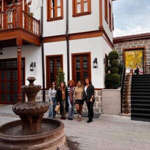 Hasibe Eren Instagram - İnsana her şeyi başarabileceği hissi veren , esin kaynağı olan bir kadın  Şermin Yaşar @serminyasarofficial .
Yazarlığının zaten  hayranıyım; okumadıysanız öykü kitaplarından birini mutlaka edinin, çocuk kitaplarını çocuklara hediye edin. Ankara’da açtığı muhteşem iki müzeye gittik bugün. Ne şanslıyız ki kurucusu, küratörü, mükemmel buluşlarıyla bence gizli sanatçısı olduğu müzeleri onun rehberliğinde gezdik. Eserlerin hikayelerini dinleyince insan daha da etkilenerek geziyor. @kelime.muzesi ‘ni hiç bir yerden destek almadan,  yazdığı kitapların geliriyle açmış. Mucize kadın bununla da yetinmemiş müzenin ziyaretçi geliriyle @annemuzesi projesini hayata geçirmiş. 
Ne mutlu bana, hayallerimi gerçekleştirme umudu aşılayan bir kadınla tanıştım … Müzelerin ziyaretçisi bol, kitapların okuyanı çok, geleceğin sanatçılarına katkısı sonsuz olsun 🙏🏻