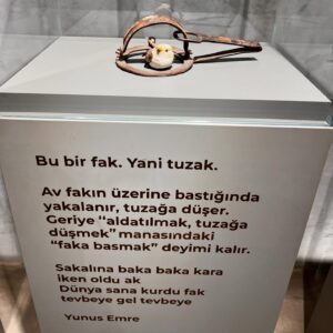 Hasibe Eren Instagram - İnsana her şeyi başarabileceği hissi veren , esin kaynağı olan bir kadın  Şermin Yaşar @serminyasarofficial .
Yazarlığının zaten  hayranıyım; okumadıysanız öykü kitaplarından birini mutlaka edinin, çocuk kitaplarını çocuklara hediye edin. Ankara’da açtığı muhteşem iki müzeye gittik bugün. Ne şanslıyız ki kurucusu, küratörü, mükemmel buluşlarıyla bence gizli sanatçısı olduğu müzeleri onun rehberliğinde gezdik. Eserlerin hikayelerini dinleyince insan daha da etkilenerek geziyor. @kelime.muzesi ‘ni hiç bir yerden destek almadan,  yazdığı kitapların geliriyle açmış. Mucize kadın bununla da yetinmemiş müzenin ziyaretçi geliriyle @annemuzesi projesini hayata geçirmiş. 
Ne mutlu bana, hayallerimi gerçekleştirme umudu aşılayan bir kadınla tanıştım … Müzelerin ziyaretçisi bol, kitapların okuyanı çok, geleceğin sanatçılarına katkısı sonsuz olsun 🙏🏻