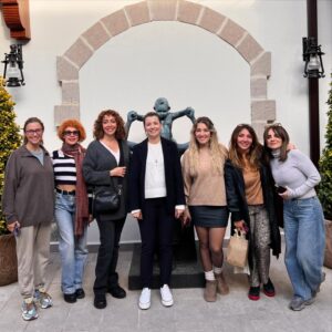 Hasibe Eren Instagram - İnsana her şeyi başarabileceği hissi veren , esin kaynağı olan bir kadın  Şermin Yaşar @serminyasarofficial .
Yazarlığının zaten  hayranıyım; okumadıysanız öykü kitaplarından birini mutlaka edinin, çocuk kitaplarını çocuklara hediye edin. Ankara’da açtığı muhteşem iki müzeye gittik bugün. Ne şanslıyız ki kurucusu, küratörü, mükemmel buluşlarıyla bence gizli sanatçısı olduğu müzeleri onun rehberliğinde gezdik. Eserlerin hikayelerini dinleyince insan daha da etkilenerek geziyor. @kelime.muzesi ‘ni hiç bir yerden destek almadan,  yazdığı kitapların geliriyle açmış. Mucize kadın bununla da yetinmemiş müzenin ziyaretçi geliriyle @annemuzesi projesini hayata geçirmiş. 
Ne mutlu bana, hayallerimi gerçekleştirme umudu aşılayan bir kadınla tanıştım … Müzelerin ziyaretçisi bol, kitapların okuyanı çok, geleceğin sanatçılarına katkısı sonsuz olsun 🙏🏻