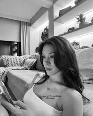 Hazal Subaşı Instagram - Güzelliklerle gel 2025..♥️ Mutlu yıllaaarrr!!🥂