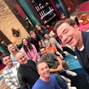 Hazel Brugger Instagram - So cool wieder dabei zu sein! Innerhalb dieses Casts von #LOLDE #LastOneLaughing fühle ich mich fast wie ein „alter Hase“. Aber im Ernst: Wirklich cool, dass so viele neue Gesichter dabei sind - und vor allem auch so viele Leute, mit denen ich eine ganz besondere Geschichte habe, zB @florian.david.fitz von unserer Zeit bei „Wer stiehlt mir die Show?“, @lutz.vanderhorst von unserem Currywurst-Video und unseren nervenaufreibenden Drehs bei irgendwelchen Parteitagen, @realreiners und @helenebockhorst von der Poetry-Slam-Zeit, @ralfschmitzoffiziell von „Ein Herz für Kinder“ usw. usf. Ich weiß nicht, wie das fertige Produkt sein wird, aber ich kann mich nicht erinnern, dass sich eine andere Staffel in der Vorbereitung so „wholesome“ angefühlt hat.