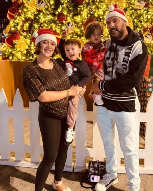 Hazel Keech Instagram - The best gift# is the gratitude to be together. Merry Christmas to all 🎄