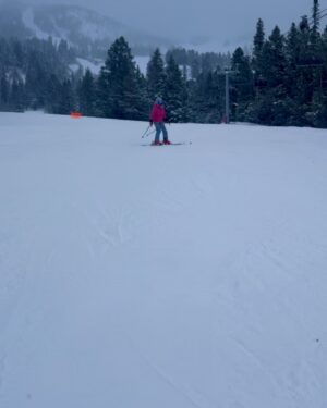 Heather Graham Instagram - Happy New Year! 🎉Hope this year brings us all lots of love and good vibes. ❤️🥰😘
I’m learning how to ski from @bennyskispowder and looking for ways to be healthy and happy in the new year. Thanks @drdendy for treating me to @emsculptneo and @emface to kick off my muscle goals.
📷: @vertical.change 
@btlaesthetics 
#emsculptpartner
#musclesmatter