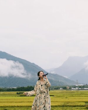 Hebe Tien Fu-chen Instagram - 姍姍來池的紀錄🌾🎤🧡😛直式照篇📷

在大自然裡，自然一切都無所遁形。
休想，也無需矯飾。

狂風暴雨、雲開霧散、撥雲見日，皆有時。

只管享受隨遇而安、自由自在、放飛自我的快意。

有時得意忘形而忘詞的腦、翻船的腳；
有時情緒洶湧而唱濕自己的眼睛；
有時風和日麗而汗濕如雨的身體。

只能坦然接受真實自然的自己。
（還練就不到“欣然”接收的程度）

謝謝我愛的人，和愛我的人，無論風雨或天晴，都如約相聚在縱谷山嵐的懷抱裡，在美麗的金黃稻浪間，讓我留下此生難忘的回憶。

有你們一起，
雨水、汗水、淚水都甘甜，豐潤我心田。

謝謝池上秋收，
讓我領受大自然的教導，
也享受著大自然的包容。

感恩池上的所有，
謝謝有愛、踏實又團結的池上鄉親朋友。

願這片土地一切安好。

#姍姍來池
#池上秋收
#直式照篇🤪

📷by @s.tungphoto