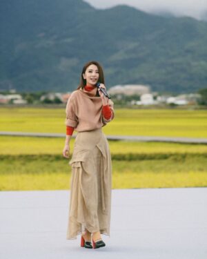 Hebe Tien Fu-chen Instagram - 姍姍來池的紀錄🌾🎤🧡😛直式照篇📷

在大自然裡，自然一切都無所遁形。
休想，也無需矯飾。

狂風暴雨、雲開霧散、撥雲見日，皆有時。

只管享受隨遇而安、自由自在、放飛自我的快意。

有時得意忘形而忘詞的腦、翻船的腳；
有時情緒洶湧而唱濕自己的眼睛；
有時風和日麗而汗濕如雨的身體。

只能坦然接受真實自然的自己。
（還練就不到“欣然”接收的程度）

謝謝我愛的人，和愛我的人，無論風雨或天晴，都如約相聚在縱谷山嵐的懷抱裡，在美麗的金黃稻浪間，讓我留下此生難忘的回憶。

有你們一起，
雨水、汗水、淚水都甘甜，豐潤我心田。

謝謝池上秋收，
讓我領受大自然的教導，
也享受著大自然的包容。

感恩池上的所有，
謝謝有愛、踏實又團結的池上鄉親朋友。

願這片土地一切安好。

#姍姍來池
#池上秋收
#直式照篇🤪

📷by @s.tungphoto