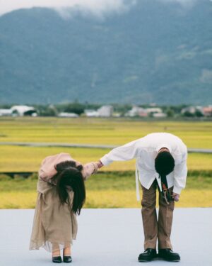 Hebe Tien Fu-chen Instagram - 姍姍來池的紀錄🌾🎤🧡😛直式照篇📷

在大自然裡，自然一切都無所遁形。
休想，也無需矯飾。

狂風暴雨、雲開霧散、撥雲見日，皆有時。

只管享受隨遇而安、自由自在、放飛自我的快意。

有時得意忘形而忘詞的腦、翻船的腳；
有時情緒洶湧而唱濕自己的眼睛；
有時風和日麗而汗濕如雨的身體。

只能坦然接受真實自然的自己。
（還練就不到“欣然”接收的程度）

謝謝我愛的人，和愛我的人，無論風雨或天晴，都如約相聚在縱谷山嵐的懷抱裡，在美麗的金黃稻浪間，讓我留下此生難忘的回憶。

有你們一起，
雨水、汗水、淚水都甘甜，豐潤我心田。

謝謝池上秋收，
讓我領受大自然的教導，
也享受著大自然的包容。

感恩池上的所有，
謝謝有愛、踏實又團結的池上鄉親朋友。

願這片土地一切安好。

#姍姍來池
#池上秋收
#直式照篇🤪

📷by @s.tungphoto