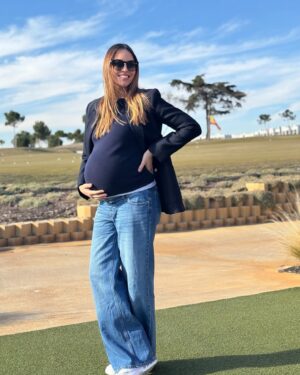 Helen Lindes Instagram - Domingo en familia, disfrutado del buen tiempo y de mis últimas dos semanas antes de ser familia numerosa 😍😍#38semanas #noquedanada #domingodegolf #planfamiliar