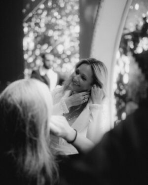 Helene Fischer Instagram - Ihr Lieben,

Es ist wieder soweit: Heute Abend kehrt meine Show zurück! 
 Ich freue mich so sehr, dass ihr sie endlich sehen könnt – es war eine unglaubliche Reise, voller Emotionen und magischer Momente. 🌟
Ein riesiges Dankeschön geht an mein wundervolles Team – vor und hinter den Kulissen. Eure Leidenschaft, Kreativität und Hingabe haben diese Show wieder einmal zu etwas ganz Besonderem gemacht. 🤍
 Danke auch an meine großartigen Tänzerinnen und Tänzer, die mit ihrer Energie immer wieder die Bühne zum Leuchten bringen - ohne euch wäre es nur halb so schön. Liebe euch alle🥰
Und an meine Creative Directors!!!, die sich jedes Jahr selbst übertreffen und mit ihren Visionen immer wieder weitere Showmeilenstein setzen. 
Ich bin unendlich dankbar, euch alle an meiner Seite zu wissen🙏🏼 

Freut euch auf spannende Gäste, emotionale Highlights und unvergessliche Musikmomente. 
Endlich kann ich die Magie dieser Show mit euch teilen!

Also: Einschalten! 😉 Heute Abend um 20:15 Uhr im ZDF, ORF und SRF!

Habt noch wunderschöne Weihnachten! 🌲✨

Eure Helene ❤️

📸: @sebastian_captures_