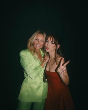 Helene Fischer Instagram - Danke @helenefischer für diese wunderschöne Einladung! Es war mir eine Ehre, dich kennenzulernen und mit dir gemeinsam auf der Bühne zu singen 🫶🏼. Verpasst nicht die Show heute um 20:15 Uhr. Ich wünsche euch allen schöne Feiertage und einen entspannten Abend im Kreise von Familie und Freunden! 💗