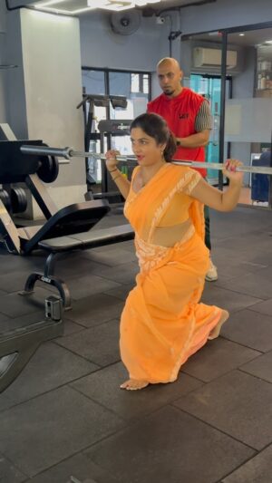 Hema Sharma Instagram - एक life काफ़ी नहीं है बहुत कुछ करना है ।🧡कल  Gym में साड़ी पहनकर गई तो बोले चलो साड़ी में ही gym हो जाये । 💪😍✌️ I said why not ? साड़ी मेरी पहचान  शान मान है ।❤️ Thank you @indrajeetsharma20052023  for making this beautiful video & Thank you for your guidance @getfittransform_akshay 😍✌️ अरे मैं ठीक से तो कर रही हूँ ना ?  @hemasharma973  @creators  #viral #explore #réel  #sareegym #saree