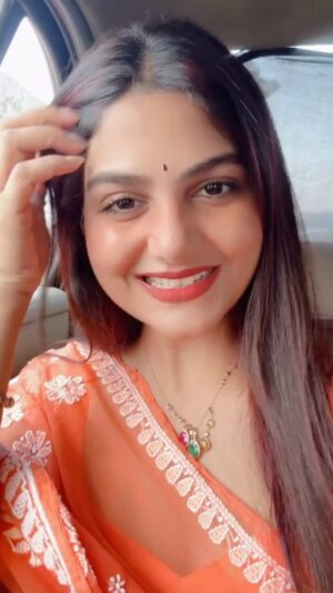Hema Sharma Instagram - हाँ जी यें words आप के लिये हैं ! 🥳❤️ @hemasharma973  @creators  #viralvideos  #explore #saree #lovequotes