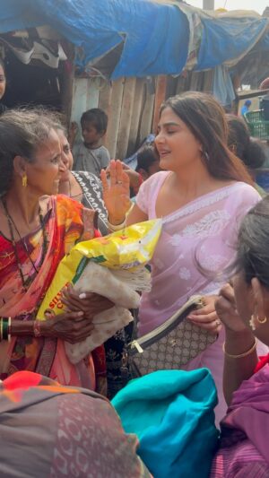 Hema Sharma Instagram - आप क्या करते ? मुँझे मेरे पति ने साड़ी का ताना दिया तो ! मैंने , इसलिये उसकी सभी साडिया मेरी बहनों को दे दी ! 💪😉💃💃❤️ मैं भिखारी नहीं हूँ ! 🙏 बस एहसान मत करना ! 💪😡 @hemasharma973  @creators  #viralvideos #réel #womenempowerment #biggboss #bollywood #hemasharma #singlemoms