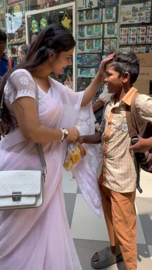 Hema Sharma Instagram - मुझें हर चलते फिरते इंसानों में भगवान नज़र आते है 🤝👍🙏🌺❤️! मन करता है क्या कर दु ? क्या देदू !  पर क्या करूँ मैं एक मामूली सी इंसान हूँ !🙏🌺 @hemasharma973  @creators #foundation #viral #explore #help #explorepage