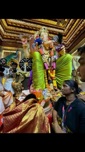 Hema Sharma Instagram - मेरे प्यारे दोस्तों आप भी मेरे साथ दर्शन कीजिये हमारे  @lalbaugcharaja  जी के ( गणपति जी के ) 🌺🙏🌺🧿🤝🥳 मैंने कल दर्शन किए ।  Thank you @sachin_pandey_vns  for making this possible .🙏🌺 @hemasharma973  @creators @lalbaugcharaja  #viral #lalbaughcharaja #bollywood #actresslife #hindu #explore