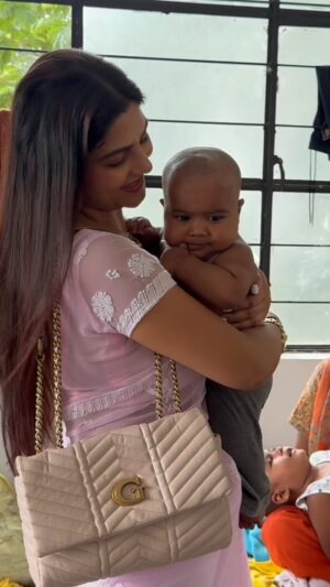 Hema Sharma Instagram - अपनों ने ही छोड़ा तो क्या हुआ , फिर कोई ना कोई अपना मिल ही जाता है । 💪🤝🧿❤️एक छोटी सी कोशिश किसी की ज़िन्दगी बदल सकती है 🤝😍😇! काम तो सभी करते हैं पर क्यों ना कुछ  नेक काम करे ! चलिये  मिलकर करते है। 🙏🤝 @tarun.mishra17  @hemasharma973  @creators  #viral #explore #réel #help @helpdrive_foundation