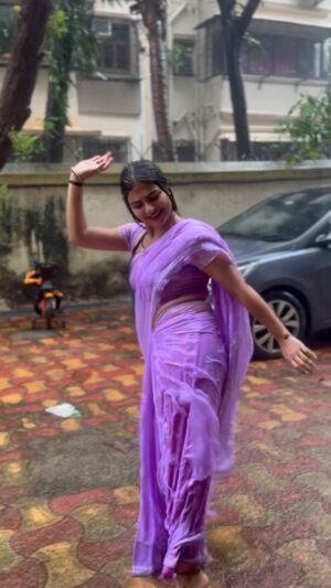 Hema Sharma Instagram - बहुत कुछ करना है बस ये बात है बाक़ी तो सब First Class है ! 🧿😍❤️💪 My Life Right now !🧿💜 @hemasharma973  @creators  #viral #réel #explore #saree #selflove #rain #mumbaiindians