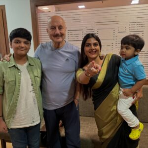 Hema Sharma Instagram - हम सब 🧡🤍🩷❤️ @anupampkher  @hemasharma973  @creators #viral #explore #réel #strongwomen #motivation