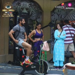 Hema Sharma Instagram - Kyuki workout karna bhi jaruri hai 💪 

@colorstv @officialjiocinema @endemolshineind @beingsalmankhan 

#biggboss #biggboss18 #hemasharma #salmankhan
