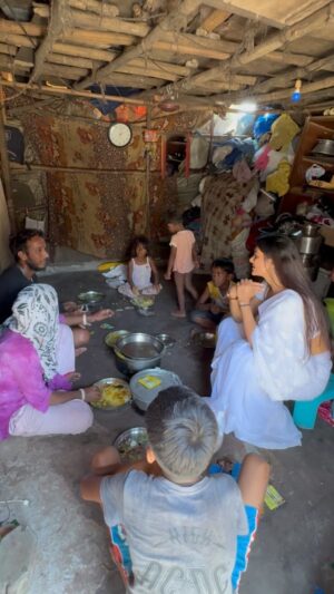 Hema Sharma Instagram - घर छोटा है , छत भी टूटी है , और  खाने के चावल सूखे है , । 🥲लेकिन प्यार इसी घर में देखा  मैंने ।😥❤️ सोनाली छोटी बच्ची ने अपने माँ पिता खो  दिया । 😥 हे भगवान इतनी छोटी सी ही उम्र में इतना बड़ा दुख ? 🙏 @hemasharma973 @creators  #viral #explore #helpme #help #humanity #insta