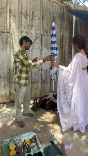 Hema Sharma Instagram - मोहन  ने अपने माता - पिता को बहुत जल्दी ही खो दिया । 😥 लेकिन आज भी  उनका photo अपने साथ रखता है । 😥🙏 अकेले जीवन जी रहा है । मैंने बस हिम्मत देने की कोशिश की है  इनको । 💪🧿🤝🧿❤️✌️🙏 @hemasharma973  @creators  #viral #réel #explore #reels #help
