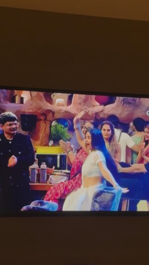 Hema Sharma Instagram - Biggboss k ghar me gaye aur dance nahi kiye, aisa ho nahi sakta 💃 

Kaisa laga aap sabko mera dance? ☺️

@officialjiocinema @colorstv @endemolshineind @beingsalmankhan 

#Biggboss #biggboss18 #hemasharma #salmankhan