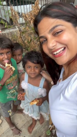 Hema Sharma Instagram - pizza लेकर पहुँची तो बेटी  बोली इतने दिन कहाँ थी ? 😢 ये ही प्यार है ।❤️ जिससे हम प्यार करते है  उसही का इन्तज़ार करते है । 😇✌️💪🙏 @hemasharma973  @creators #viral  #reelitfeelit  #helpme