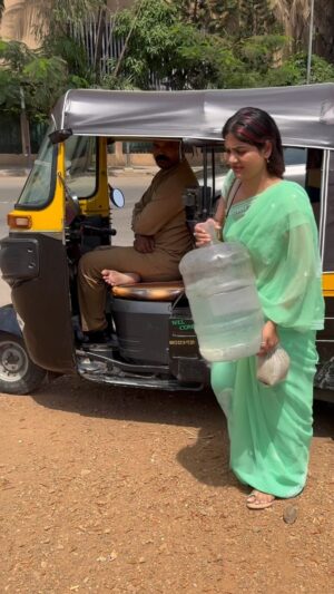 Hema Sharma Instagram - । इतनी गर्मी  है के इंसान परेशान है तो ये तो फिर भी कुछ कह नहीं सकते ! अपना और सबका ख़याल रखें 🙏🥲🔥 ये सेवा मेरे नसीब में पहले से ही थी । @hemasharma973  @creators  #viral #explore #help #reelsinstagram