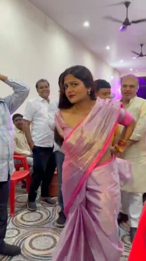 Hema Sharma Instagram - आज फिर एक बार हो जाये Hema ( Viral Bhabhi ) का कमाल 😍। ये video ने मुँझे Viral किया जब मैं घुट  घुट के जी रही थी । और  लग रहा था  सब ख़त्म । लेकिन ऊपर वाले का जवाब नहीं । 🧿❤️Yes मैं Viral Hema हूँ। ✌️🙏😇💪🥳🥳 @hemasharma973  @creators #viral #explore #bollywood #salmankhan #viralbhabhi