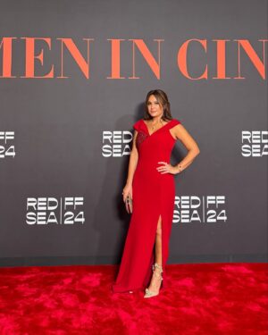Hend Sabry Instagram - كان لي شرف تقديم ليلة عشاء مؤسسة البحر الأحمر للأفلام 
#WomenInCinema 
من ضمن فعاليات #مهرجان_البحر_الأحمر_السينمائي_الدولي 
@redseafilm 
كانت ليلة مليئة بالمحبة والدعم لكلّ زميلاتي العاملات في مجال السينما ❤️ 
Dress @badgleymischka 
Jewelry @azzafahmy 
Make up by my beloved @sohakhoury 
Hair by @gerardkoberssy @salon_mermaid 
Thank  you @renecaovilla for the gorgeous shoes 
Photo credit @ammarparis 🤍